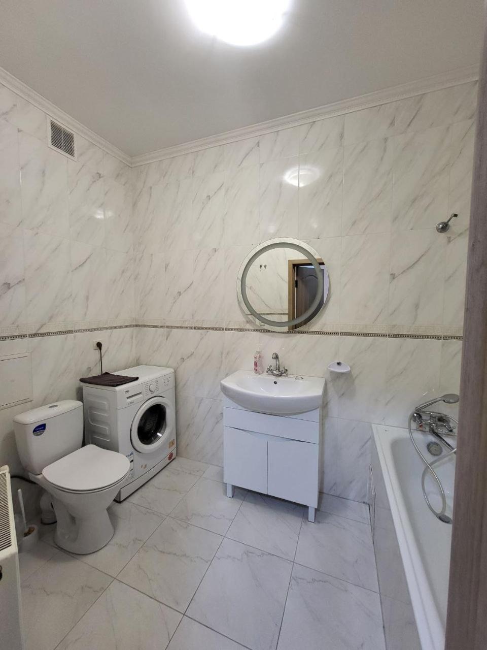 Apartamenty On Knyazya Romana Lemberg Exterior foto