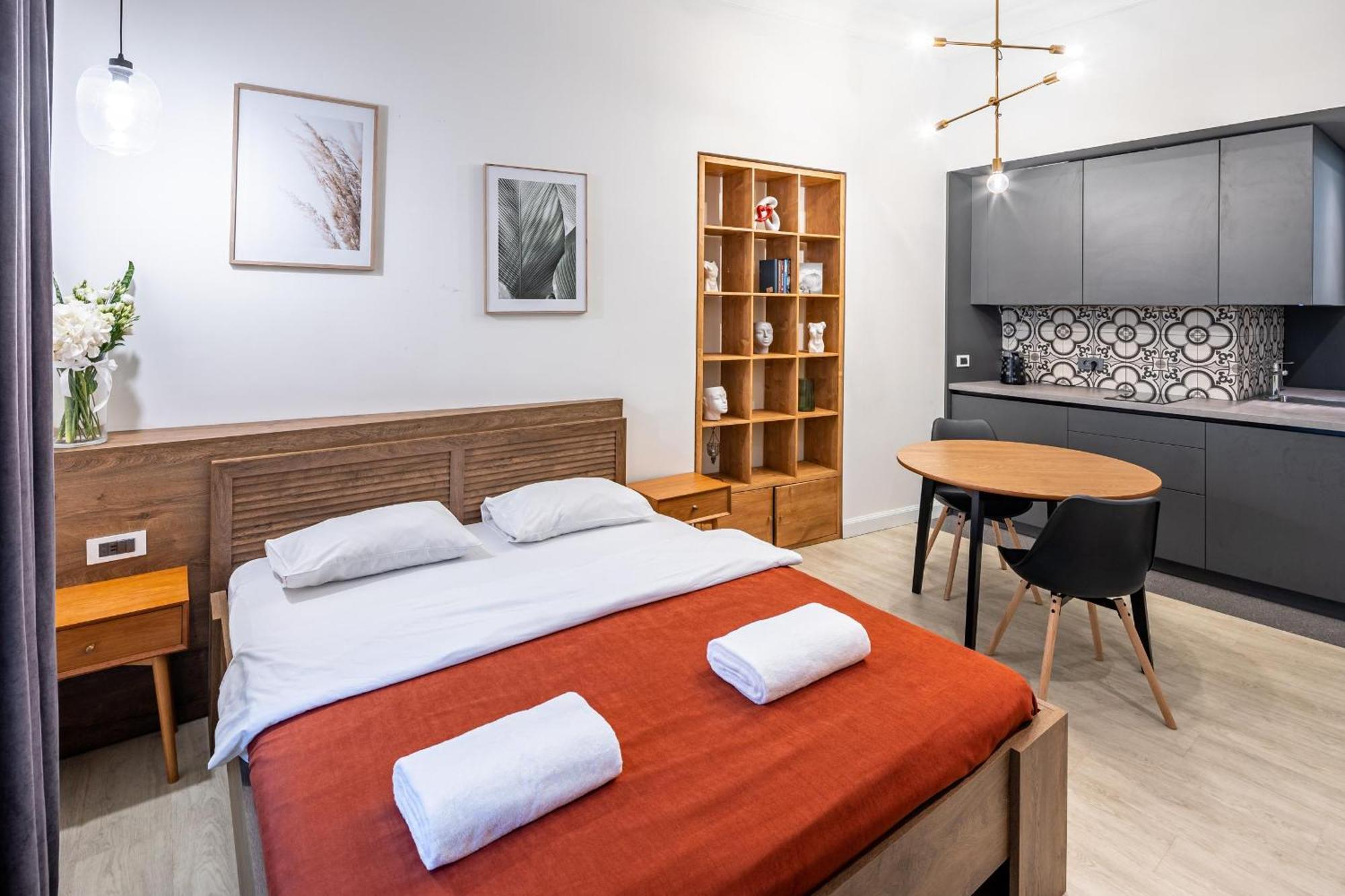 Apartamenty On Knyazya Romana Lemberg Exterior foto