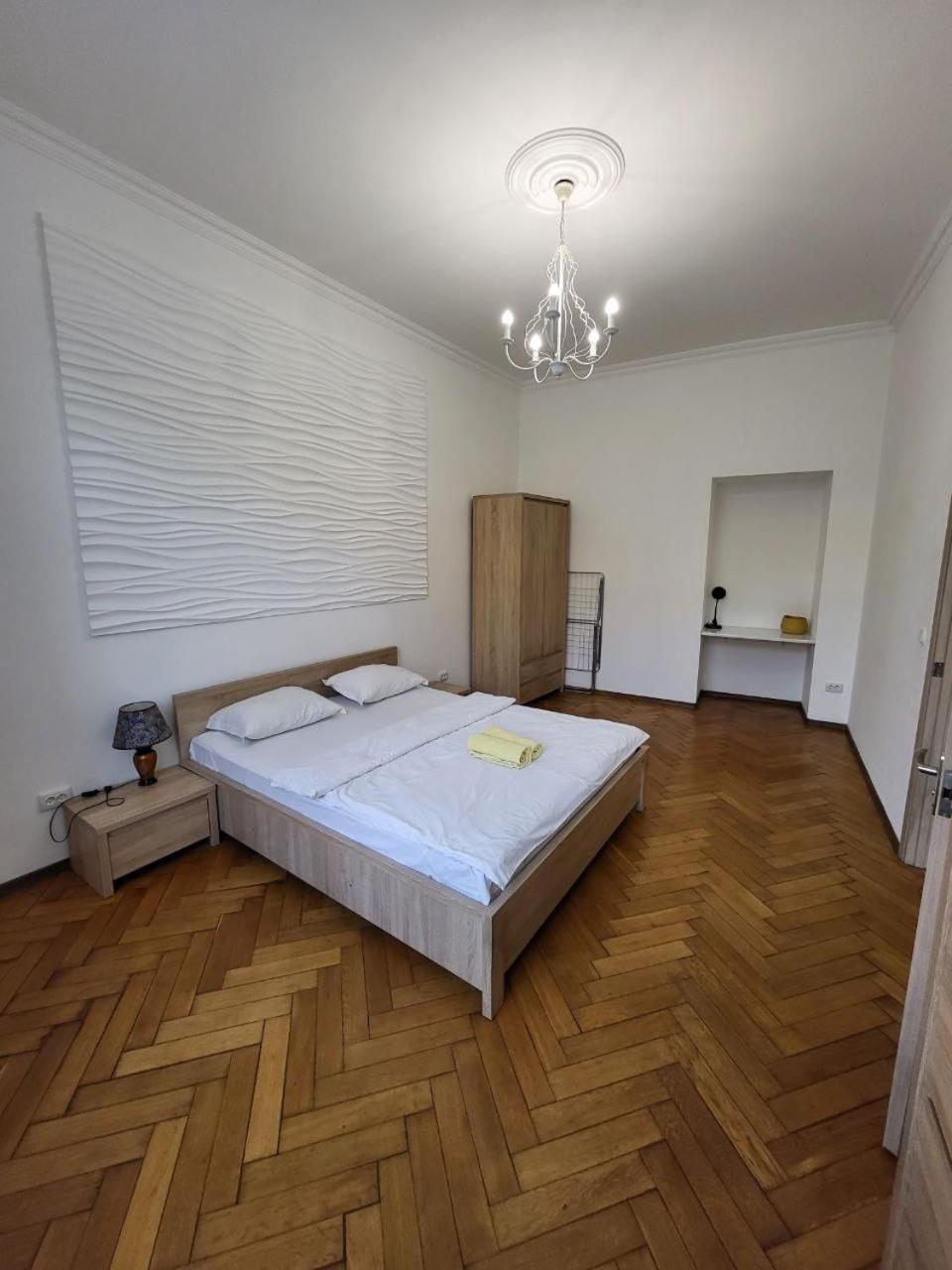 Apartamenty On Knyazya Romana Lemberg Exterior foto