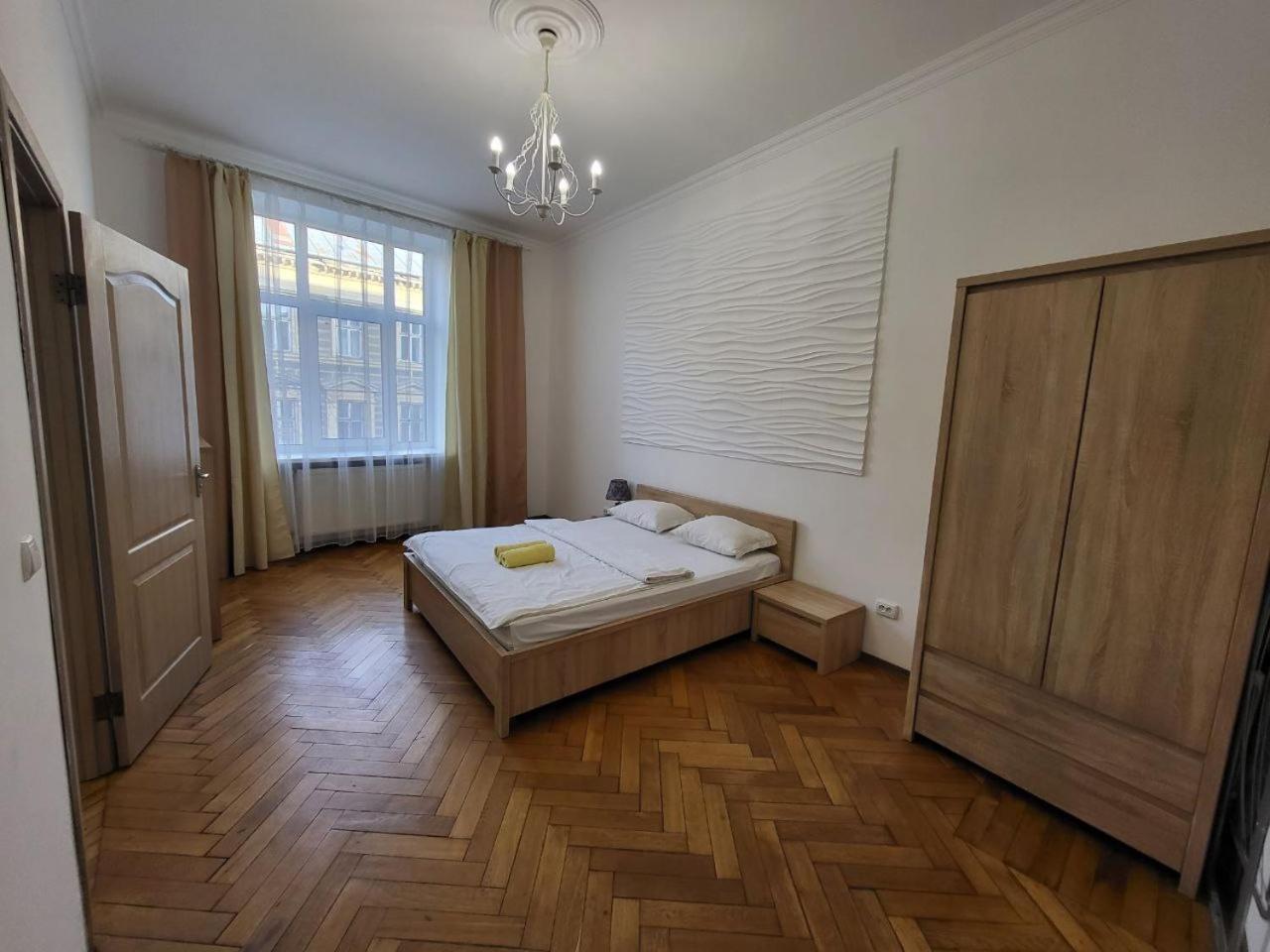 Apartamenty On Knyazya Romana Lemberg Exterior foto